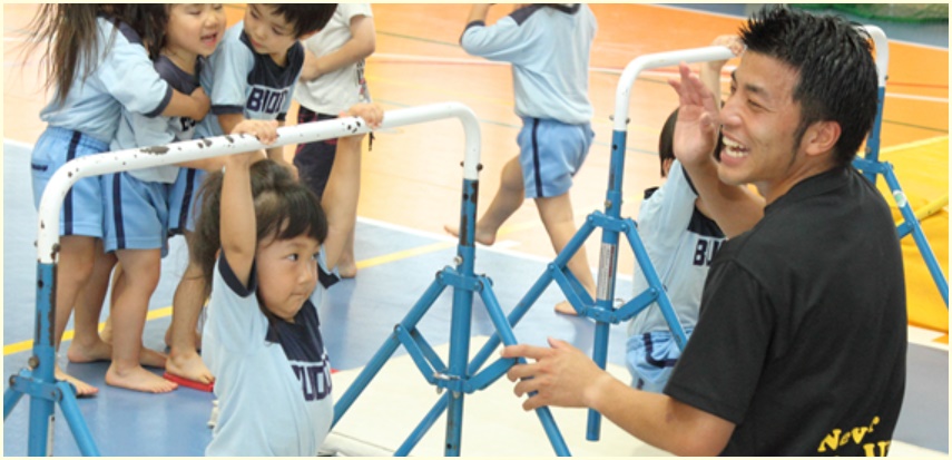 横浜バディスポーツ幼児園,２５歳男性保育士,名前,顔画像,場所,幼児虐待